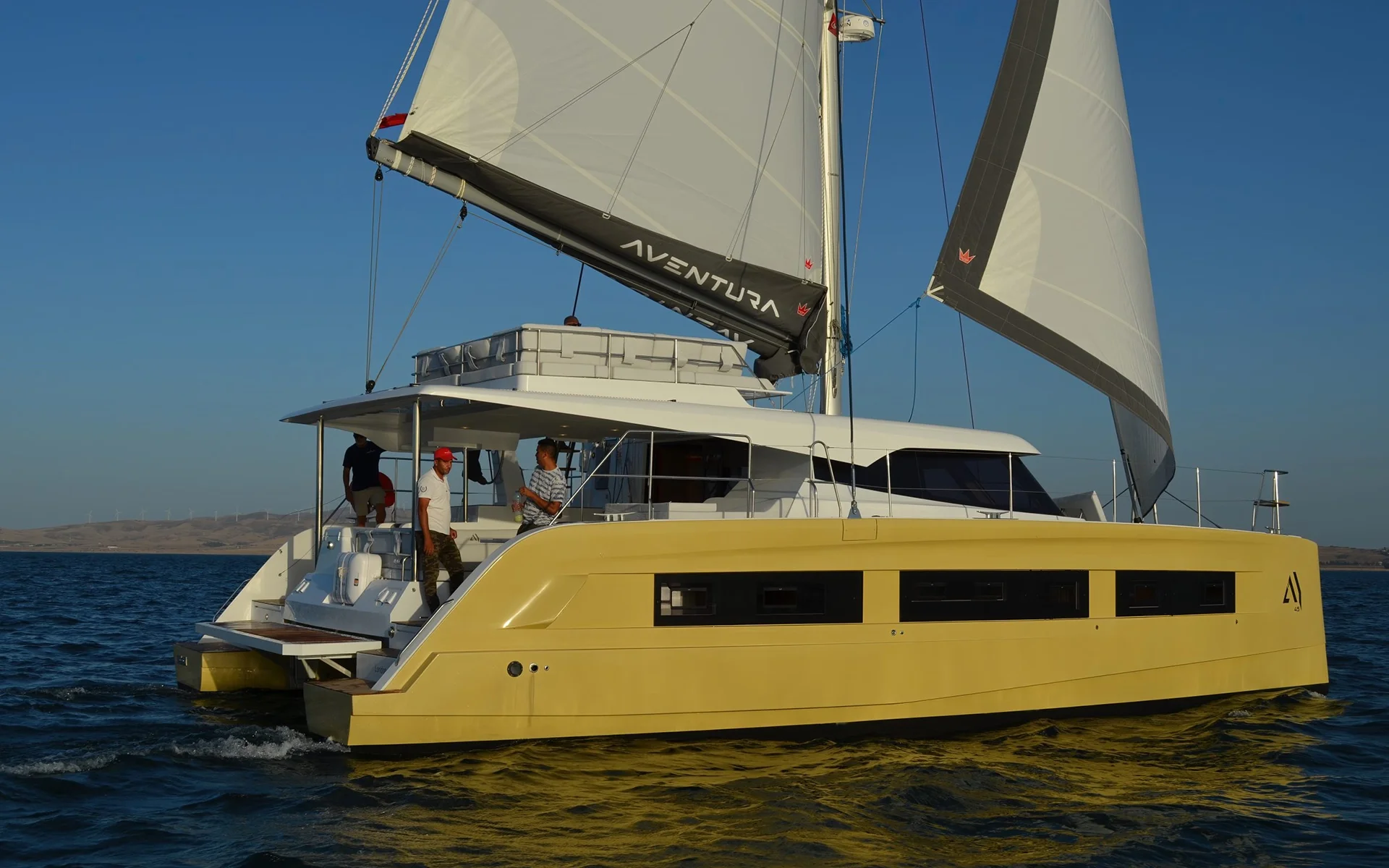 Żółty yacht AVENTURA 45